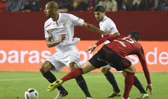 N'Zonzi inicia un ataque en Sevilla-Mirandés de Copa