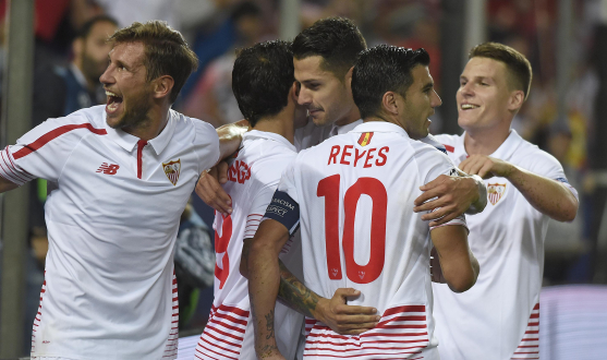 Jugadores del Sevilla FC celebran un gol