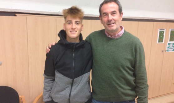 El juvenil del Sevilla FC Raúl García junto a Ramón Vázquez
