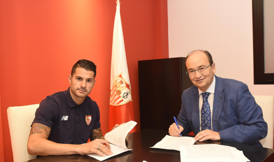 Vitolo firma junto a José Castro