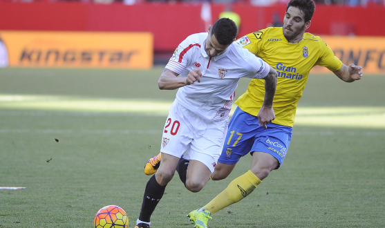 Vitolo conduce el balón en el Sevilla FC-UD Las Palmas