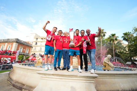 Celebración con la Europa League en la fuente de la Puerta de Jerez