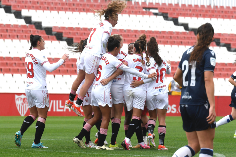 Celebración de gol del Femenino ante la Real Sociedad