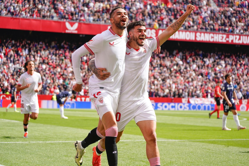 En-Nesyri e Isaac celebran un gol ante la Real Sociedad