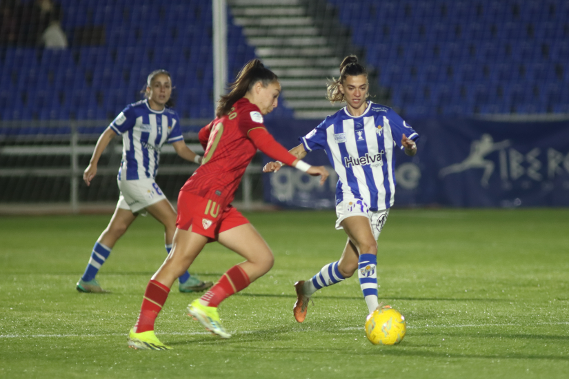 Inma Gabarro lucha por el esférico en el partido de la primera vuelta