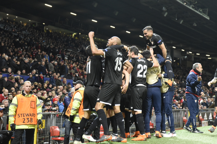 Los sevillistas celebran uno de los goles en Old Trafford