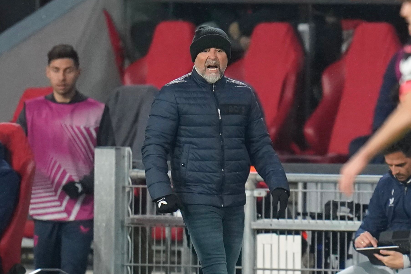 Jorge Sampaoli da indicaciones en el PSV Stadion