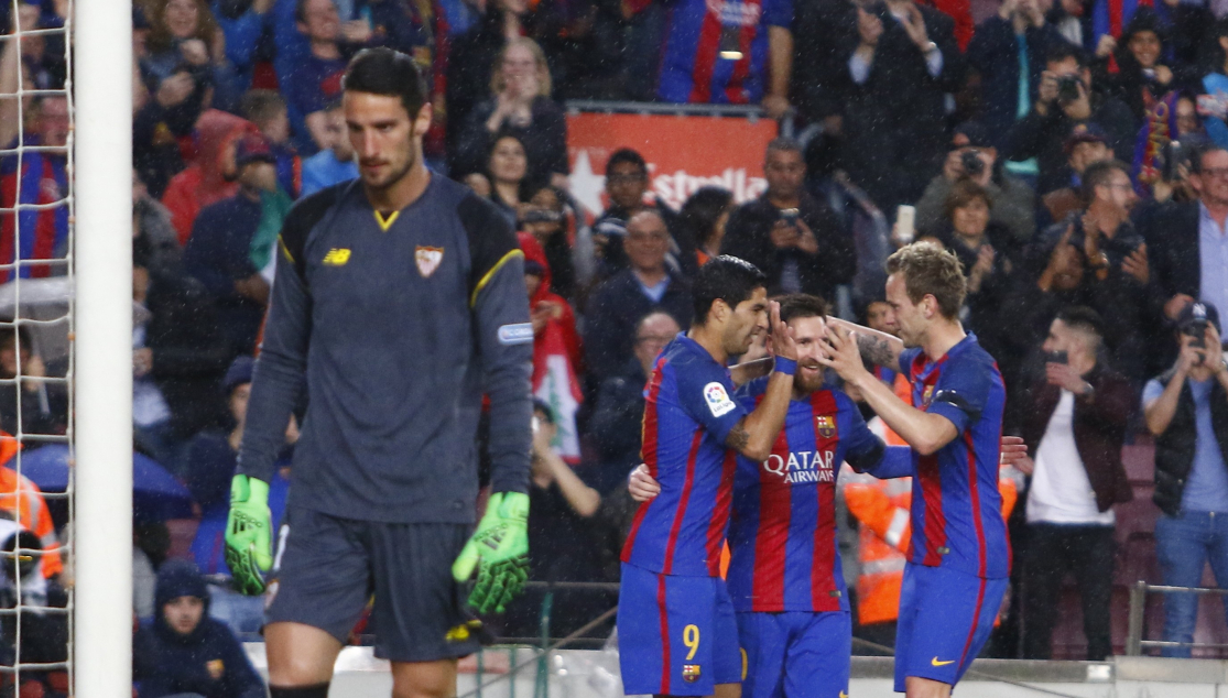 Decepción de Sergio Rico tras el gol del Barcelona