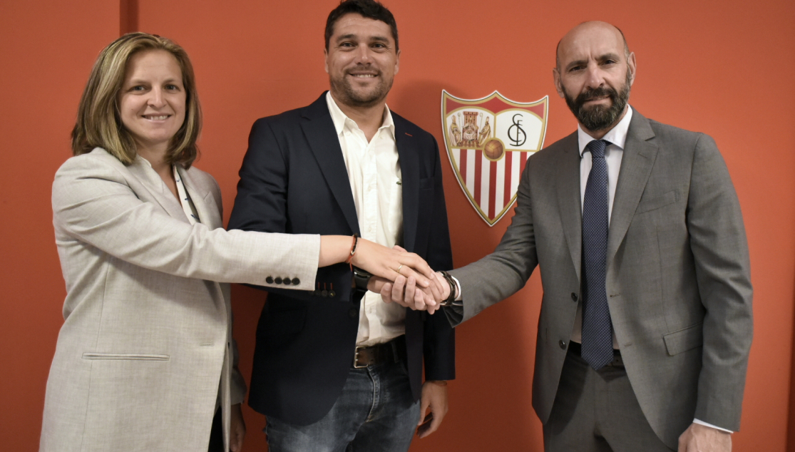 Cristian Toro, en la firma de su renovación como entrenador del primer equipo femenino del Sevilla FC, posa acompañado por Amparo Gutiérrez y Ramón Rodríguez Verdejo, Monchi