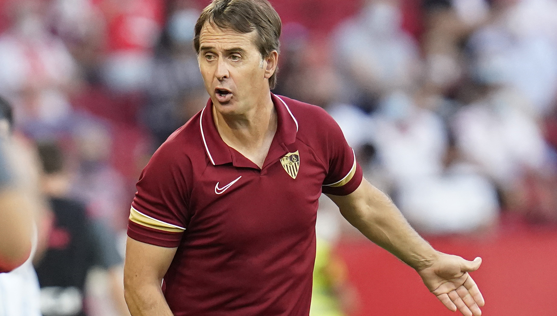 Julen Lopetegui in a game with Sevilla FC