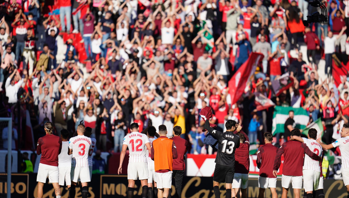 El Sevilla FC celebra la victoria frente al Villarreal CF
