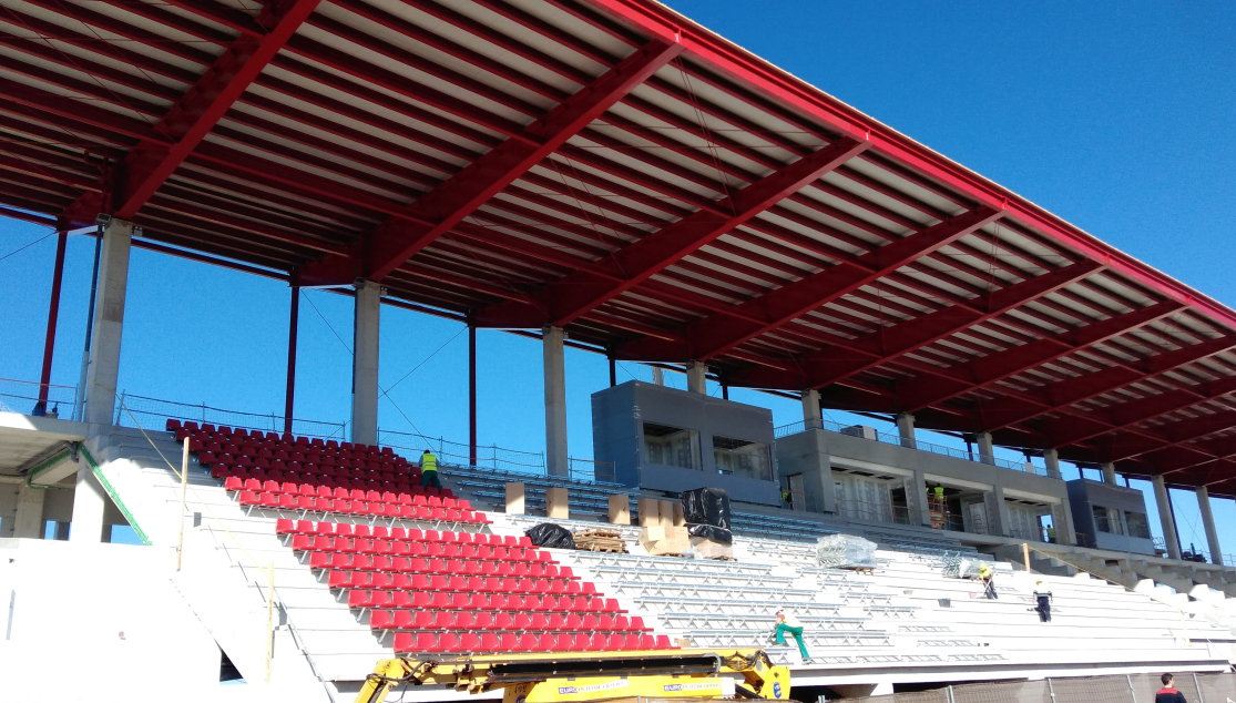 Colocación de nuevos asientos en la grada principal de la Ciudad Deportiva José Ramón Cisneros Palacios