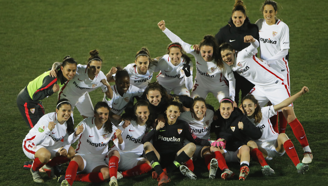 El primer equipo femenino del Sevilla FC celebra el pase a semifinales de la Copa de la Reina sobre el césped de la Ciudad Deportiva Levante UD