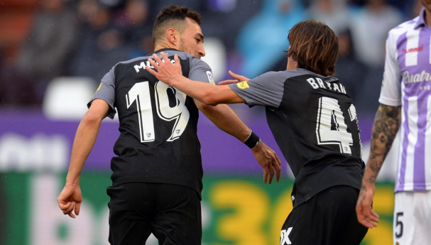 Munir y Bryan Gil celebran un gol ante el Valladolid