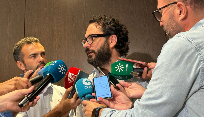 Víctor Orta atiende a los medios de comunicación