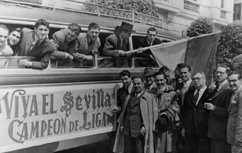 Los campeones de la liga del 45 en el autobús en Sevilla