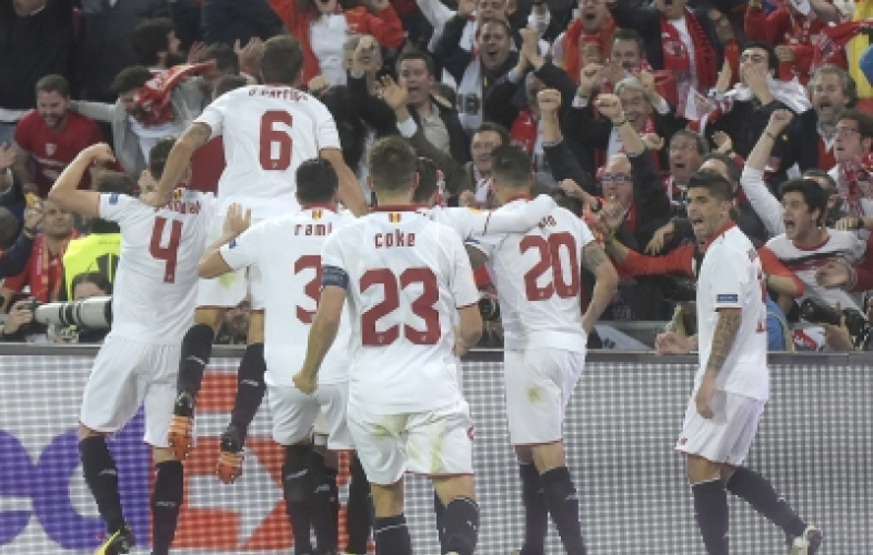 Sevilla celebrate Kévin Gameiro’s goal