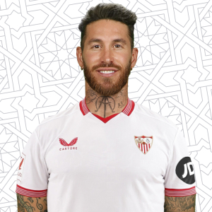 Sergio Ramos posando con la camiseta del Sevilla FC