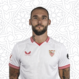 Nemanja Gudelj posando con la camiseta del Sevilla FC