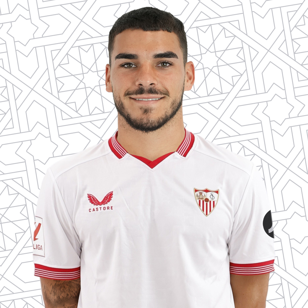 Isaac delantero del primer equipo del Sevilla FC
