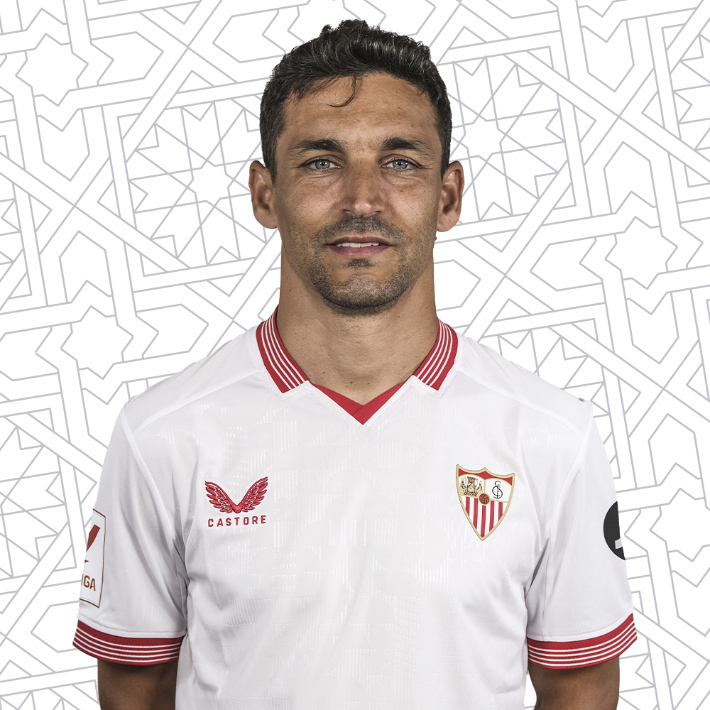 Jesús Navas posando con la camiseta del Sevilla FC